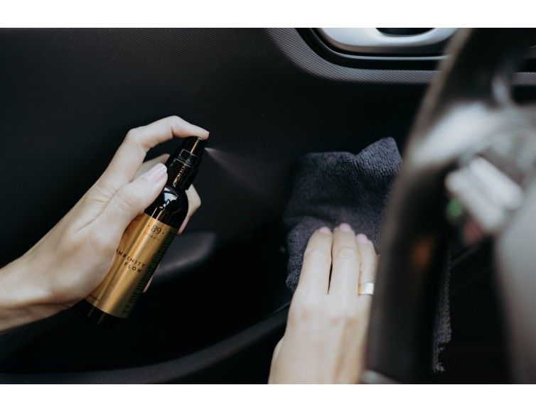 Perfumowany środek do czyszczenia wnętrza samochodu